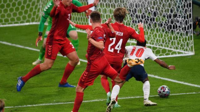 中超-体毛越位再见！感谢欧洲杯，英超VAR终于要改了