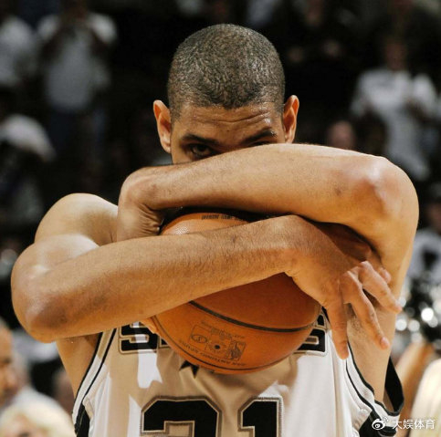 欧冠-邓肯为何是历史最强大前锋？身体天赋超一流，智商、球商还高|蒂姆·邓肯|蒂姆-邓肯|nba|生涯|热火_新浪体育_新浪新闻